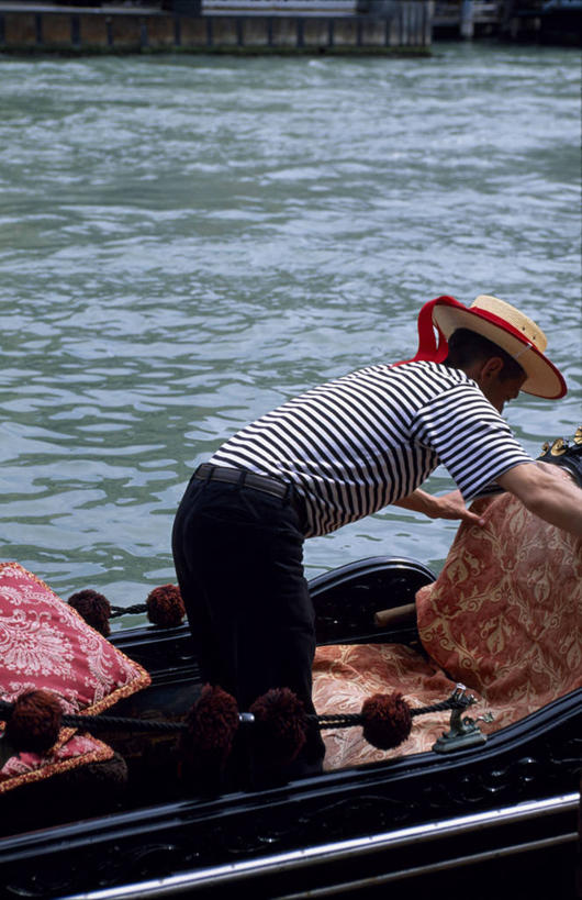 成年人,一个人,竖图,城市,船,出租车,意大利,欧洲,威尼斯,仅一个男性,船夫,社区,交通工具,运输,摄影,运河,舟,载具,意大利文化,威尼托大区,软垫,男人,彩图,旅行,柱头,传统文化,水上出租车