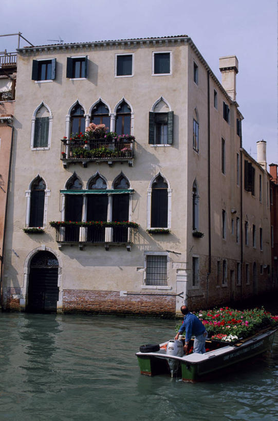 竖图,窗户,阳台,城市,建筑,船,意大利,欧洲,威尼斯,花,摄影,运河,威尼托大区,彩图,柱头,递送