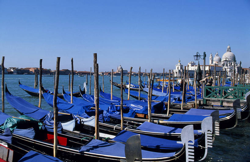 无人,横图,城市,船,意大利,欧洲,威尼斯,蓝色,交通工具,运输,摄影,宁静,舟,载具,意大利文化,威尼托大区,圣玛莉亚安泰教堂,彩图,柱头