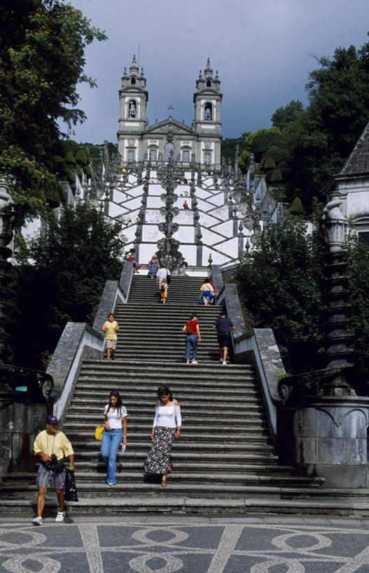 教堂,竖图,旅游,建筑,葡萄牙,欧洲,行人,游客,游人,钟楼,路人,旅客,台阶,摄影,宗教建筑,巴洛克风格,伊比利亚半岛,过客,米尼奥,布拉加,彩图
