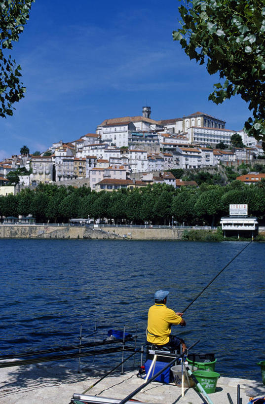 成年人,一个人,渔夫,竖图,室外,度假,运动,河流,美景,城市风光,城市,葡萄牙,欧洲,仅一个男性,景观,娱乐,享受,休闲,景色,放松,摄影,活动,南欧,伊比利亚半岛,葡萄牙共和国,男人,彩图,钓鱼,大学,科英布拉区