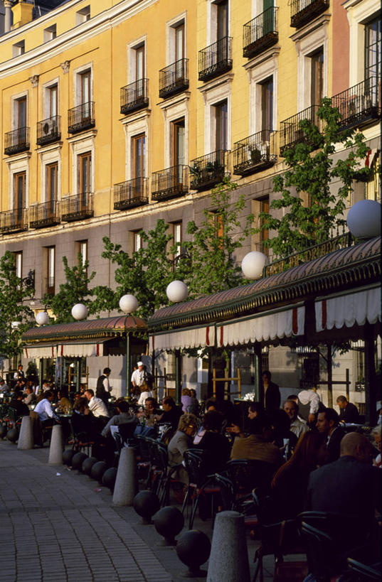 吃,竖图,窗户,阳台,西班牙,欧洲,喝,人行道,首都,黄色,马德里,摄影,系船柱,遮阳篷,露天咖啡馆,彩图,餐馆,咖啡馆