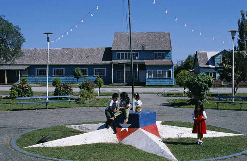 儿童,广场,横图,室外,智利,岛,乡村,星星,城镇,南美,摄影,南美洲,拉丁美洲,美洲,亚美利加洲,南亚美利加洲,智利共和国,奇洛埃岛,男孩,女孩,彩图,湖大区,奇洛埃省,奇洛埃群岛