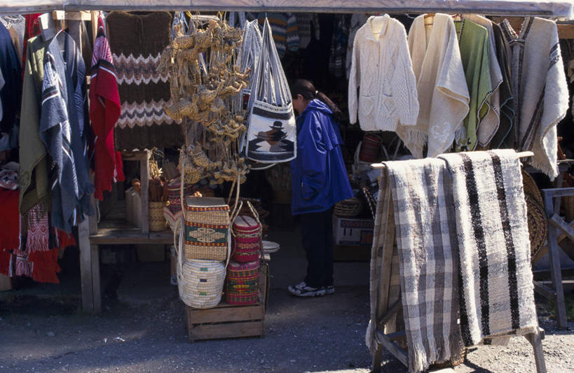 无人,商店,横图,旅游,消费,礼物,智利,小贩,篮子,商品,岛,织物,市场,货摊,衣服,南美,摄影,南美洲,拉丁美洲,美洲,手艺,贸易,省会,亚美利加洲,南亚美利加洲,织女,智利共和国,工匠,式样,奇洛埃岛,彩图,旅行,湖大区,奇洛埃省,传统文化,卡斯特罗市,奇洛埃群岛,街市,机织物