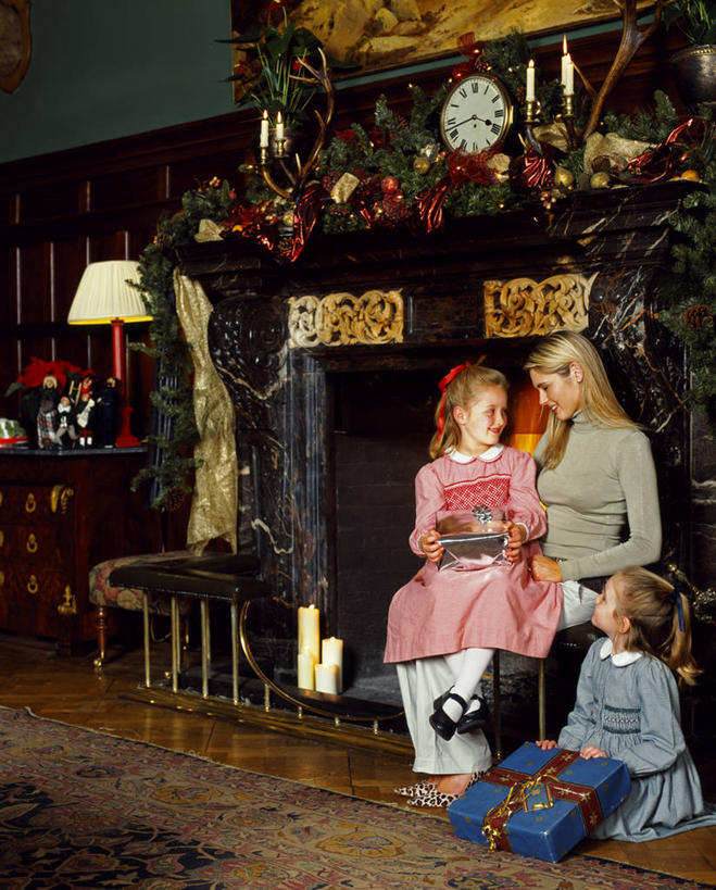 儿童,三个人,四个人,家庭,夫妻,母亲,父亲,女儿,儿子,竖图,室内,爱情,幸福,纯洁,壁炉,酒店,礼物,圣诞节,节日,庆祝,圣诞礼物,浪漫,英格兰,小孩,温暖,温馨,父子,母子,一家人,恩爱,父爱,可爱,母爱,童年,童趣,恋人,摄影,和睦,童真,烂漫,无邪,慷慨,莱切斯特城,天真,男孩,男人,男性,年轻男性,年轻女性,女孩,女人,女性,孩子,年轻人,夫妇,情侣,彩图,给予,伴侣,融洽,男生,传统文化