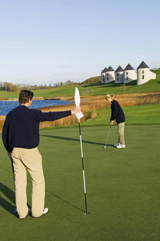 成年人,两个人,竖图,室外,锻炼,运动,湖,旗帜,英国,北爱尔兰,洞,绿色,调情,摄影,活动,专心,准确,瞄准,异性恋,高尔夫球运动,男人,女人,彩图,弗马纳区,伴侣