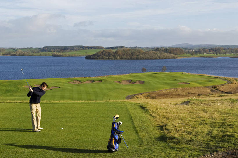 成年人,两个人,横图,室外,锻炼,运动,湖,英国,北爱尔兰,沙子,绿色,摄影,活动,专心,准确,高尔夫球杆,瞄准,高尔夫球包,高尔夫球运动,男人,彩图,弗马纳区