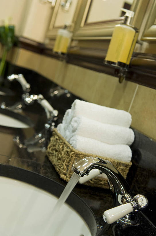 无人,跑,竖图,室内,水,浴室,英国,北爱尔兰,反射,光线,水槽,水龙头,光芒,干净,毛巾,摄影,皂液器,纯净,完美,彩图,弗马纳区