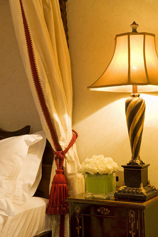 无人,竖图,室内,窗帘,酒店,玫瑰,英国,北爱尔兰,装饰,灯,花,床头柜,枕头,摄影,穗,彩图,弗马纳区,厄恩湖,挨着