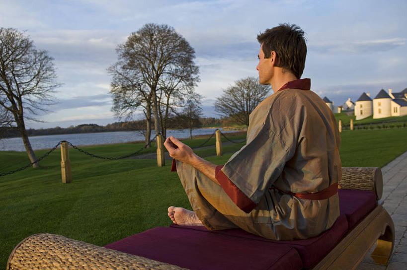 成年人,一个人,坐,横图,室外,酒店,英国,北爱尔兰,仅一个男性,和服,日本文化,反射,放松,瑜珈,摄影,宁静,男人,彩图,弗马纳区,厄恩湖