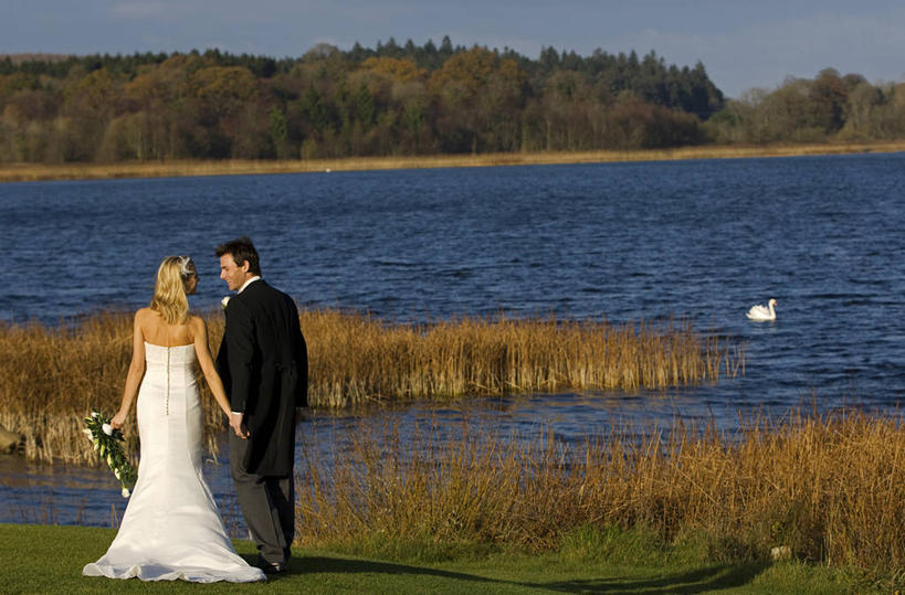 成年人,两个人,丈夫,新娘,新郎,横图,室外,婚纱,婚礼,幸福,湖,英国,北爱尔兰,正装,浪漫,花,花束,摄影,蜜月,婚姻,男人,男性,步行,手牵手,彩图,爱,弗马纳区,伴侣