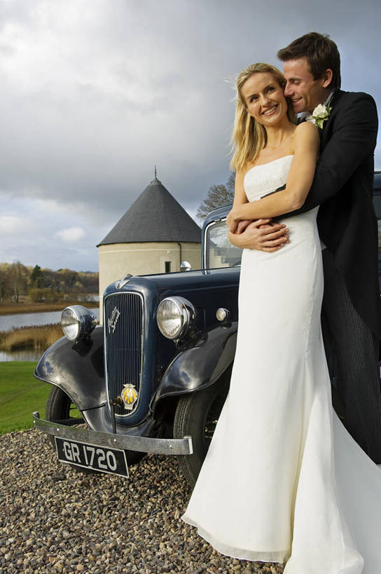 成年人,两个人,丈夫,新娘,新郎,站,微笑,竖图,婚纱,婚礼,幸福,英国,北爱尔兰,正装,浪漫,拿着,摄影,蜜月,老爷车,婚姻,男人,男性,拥抱,彩图,爱,弗马纳区,伴侣