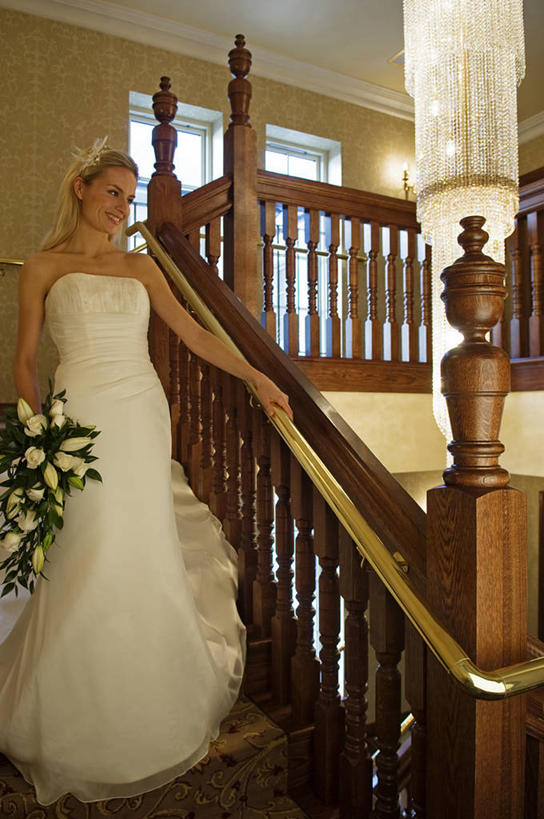 一个人,新娘,栏杆,站,竖图,婚纱,婚礼,幸福,楼梯,英国,北爱尔兰,扶手,阶梯,浪漫,护栏,台阶,花,花束,摄影,水晶吊灯,蜜月,婚姻,彩图,爱,弗马纳区