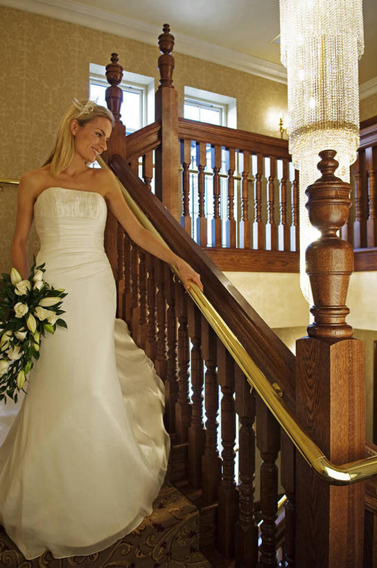 一个人,新娘,栏杆,站,竖图,婚纱,婚礼,幸福,楼梯,英国,北爱尔兰,扶手,阶梯,浪漫,护栏,台阶,花,花束,摄影,水晶吊灯,蜜月,婚姻,彩图,爱,弗马纳区