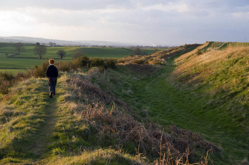 儿童,横图,室外,美景,山,山脉,日光,英国,地形,景观,田地,英格兰,绿色,风景,自然,春天,景色,摄影,保护,动作,自然风光,护城河,沟,男孩,步行,彩图