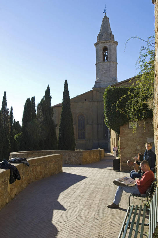 一个人,教堂,竖图,旅游,柏树,日光,意大利,欧洲,行人,游客,游人,阴影,长椅,钟楼,路人,旅客,树,放松,读书,摄影,宗教,意大利文化,托斯卡纳区,过客,蒙达普西安诺,彩图,丝柏