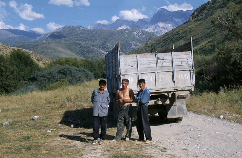 三个人,横图,室外,讨论,美景,山,卡车,路,哈萨克斯坦,亚洲,景观,机动车,山谷,草,自然,景色,摄影,中亚,自然风光,天山山脉,说话,彩图