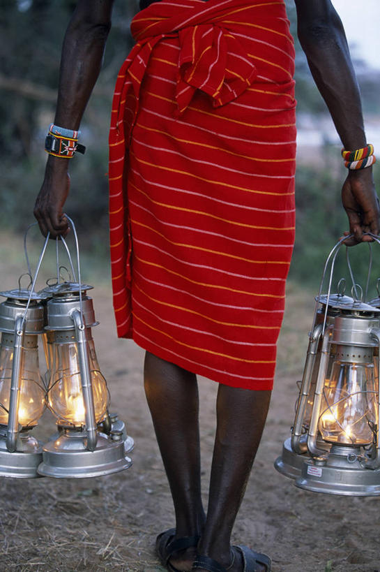 一个人,竖图,度假,非洲,肯尼亚,包裹,灯笼,光,红色,摄影,灌木,照明设备,冒险,彩图,传统文化