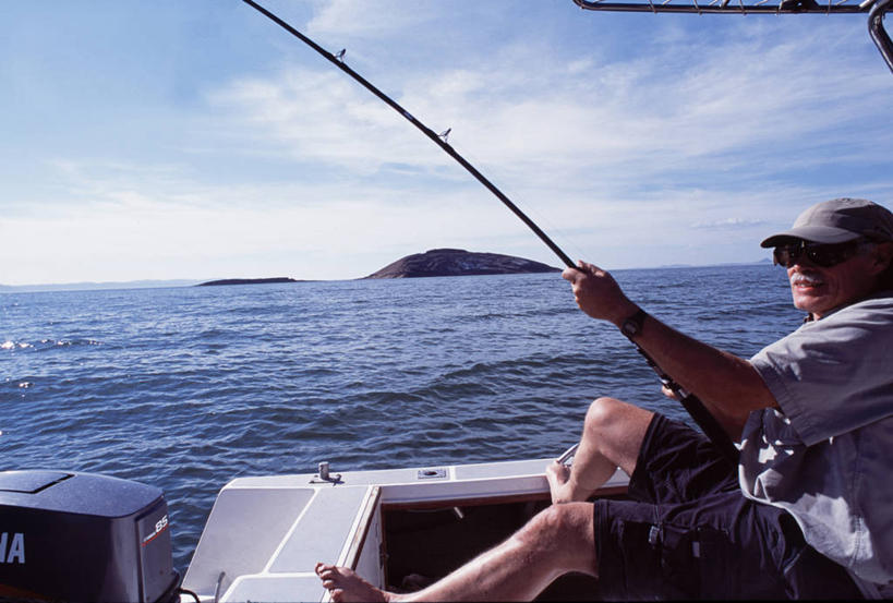 成年人,一个人,横图,室外,白天,运动,湖,非洲,肯尼亚,仅一个男性,渔船,蓝色,天空,摄影,男人,钓竿,渔线轮,休闲活动,彩图,钓鱼