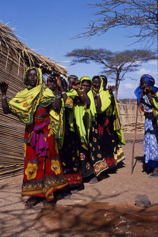 儿童,成年人,公园,竖图,彩色,婚礼,快乐,项链,珠宝,非洲,肯尼亚,庆祝,装饰,珠子,结婚,喜庆,摄影,纪念,五颜六色,明亮,色彩斑斓,国家公园,典礼,五彩缤纷,非洲文化,五彩斑斓,阿非利加洲,肯尼亚共和国,式样,五光十色,马萨比特国家公园,女孩,女人,彩图,传统服装,高兴,舞蹈,传统文化