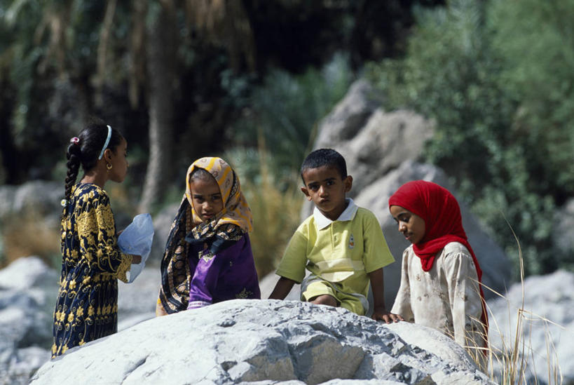 儿童,三个人,横图,纯洁,阿曼,树,衣服,社区,可爱,童年,童趣,摄影,童真,波斯湾,烂漫,无邪,海枣树,天真,男孩,女孩,彩图,传统文化