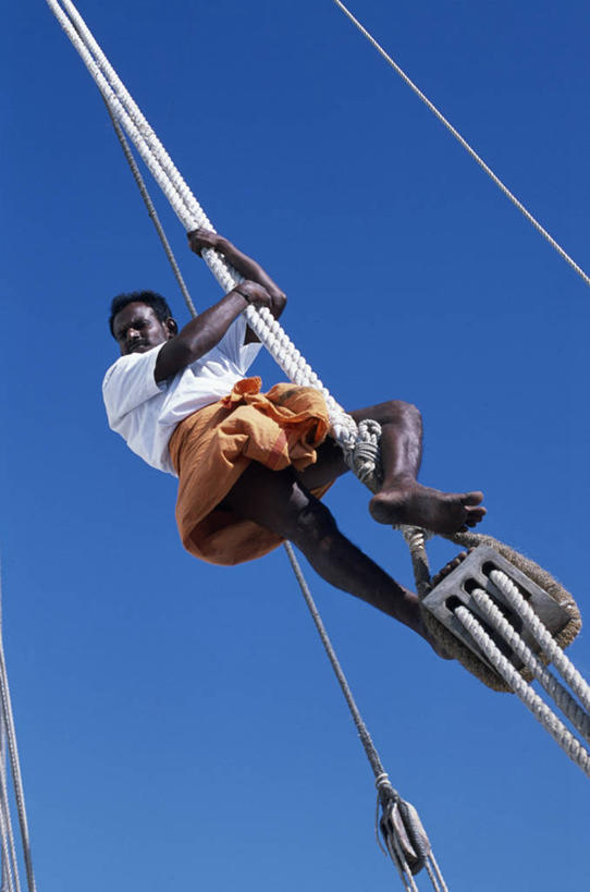 成年人,一个人,竖图,海洋,船,阿曼,仅一个男性,游艇,绳子,社区,乘务员,帆,摄影,块状,航海,印度洋,客船,波斯湾,滑车,男人,彩图,传动装置