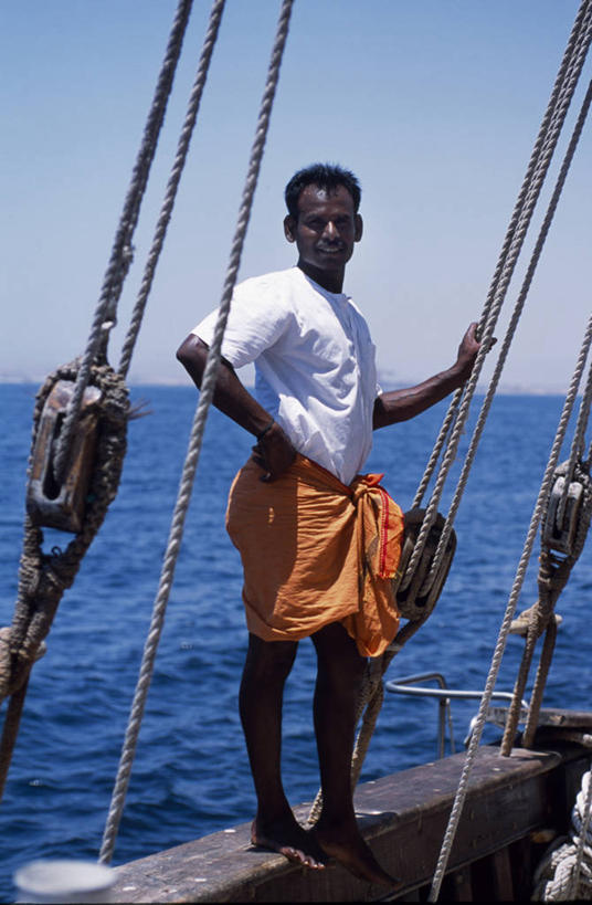 成年人,一个人,竖图,海洋,船,阿曼,仅一个男性,游艇,绳子,社区,乘务员,帆,摄影,块状,航海,印度洋,客船,波斯湾,滑车,男人,彩图,传动装置