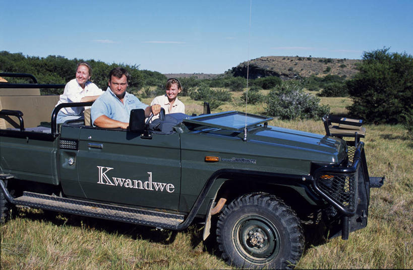 三个人,人群,家庭,横图,室外,留白,旅游,度假,南非,行人,游客,游人,路人,旅客,放松,摄影,野生动物保护区,自然保护区,东开普省,过客,彩图