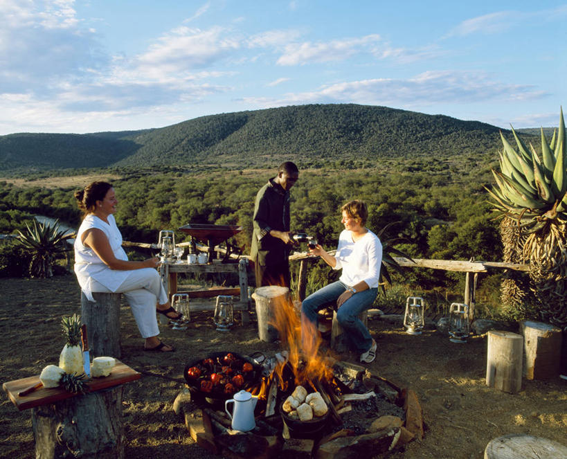 服务员,吃,横图,室外,吃饭,旅游,度假,烧烤,满意,酒店,火,南非,行人,游客,游人,喝,食品,酒类,饮食,路人,旅客,酒,饮料,职业,放松,服务,摄影,东开普省,过客,开火,服务生,侍者,烹调,说话,彩图,营火