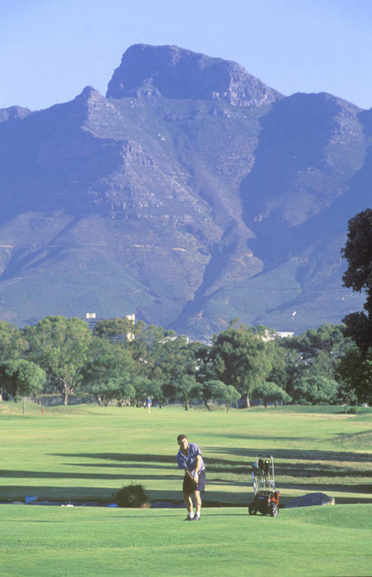成年人,一个人,运动员,竖图,室外,度假,运动,山,山脉,非洲,南非,仅一个男性,地形,首都,高尔夫球场,绿色,摄影,生活方式,剥落,开普敦,桌山,省会,阿非利加洲,立法首都,南非共和国,西开普省,高尔夫球运动,男人,休闲活动,彩图,开普半岛