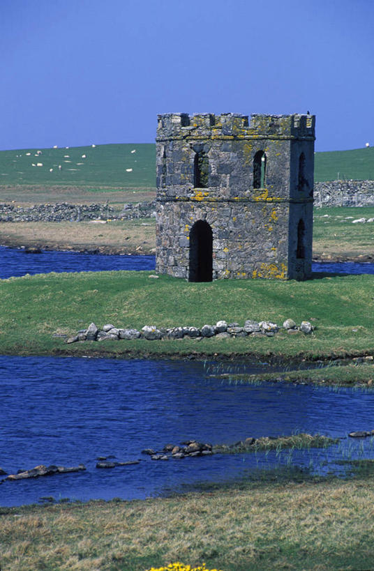 无人,竖图,室外,水,破碎,化石,破坏,苏格兰,破损,草,平原,摄影,粉碎,损坏,古堡,毁坏,摧毁,外赫布里底群岛,岩石,彩图