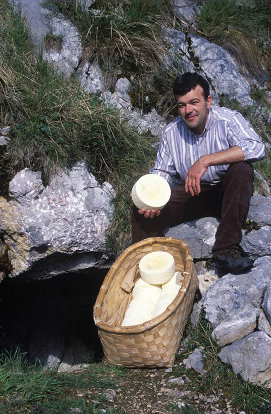 成年人,一个人,竖图,西班牙,欧洲,仅一个男性,篮子,食品,社区,摄影,奶制品,阿斯图里亚斯,男人,彩图,蓝纹乳酪