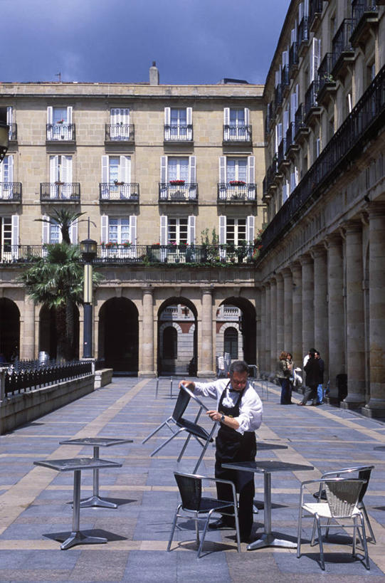 一个人,服务员,广场,竖图,室外,桌子,椅子,西班牙,欧洲,庭院,拱门,摄影,巴斯克自治区,毕尔巴鄂,露天咖啡馆,服务生,侍者,彩图