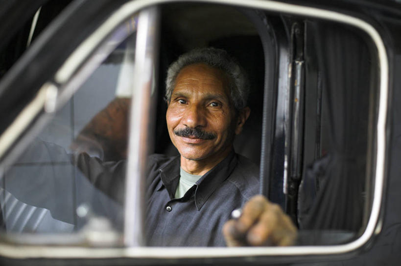 成年人,老年人,头发,一个人,司机,微笑,横图,快乐,幸福,窗户,出租车,汽车,非洲,埃及,开罗,仅一个男性,仅一个人,仅一个中年男性,首都,古典,车门,摄影,窗框,伊斯兰教,中东,肖像,北非,阿拉伯风格,埃及文化,老年男性,男人,男性,中年男性,小胡子,彩图,机械工人