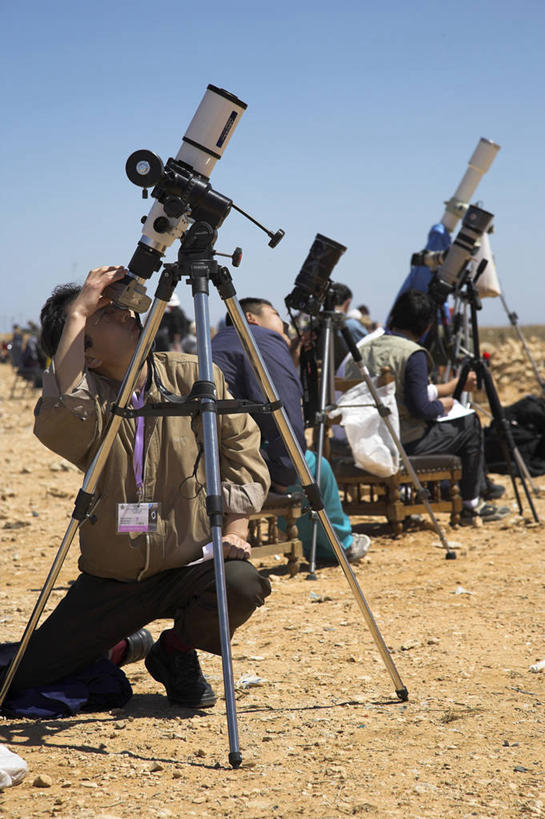 西方人,成年人,中年人,老年人,竖图,欧洲,非洲,埃及,欧洲人,日食,看,摄影,星座,观看,中东,三脚架,北非,天文学家,老年男性,男人,白种人,食,彩图