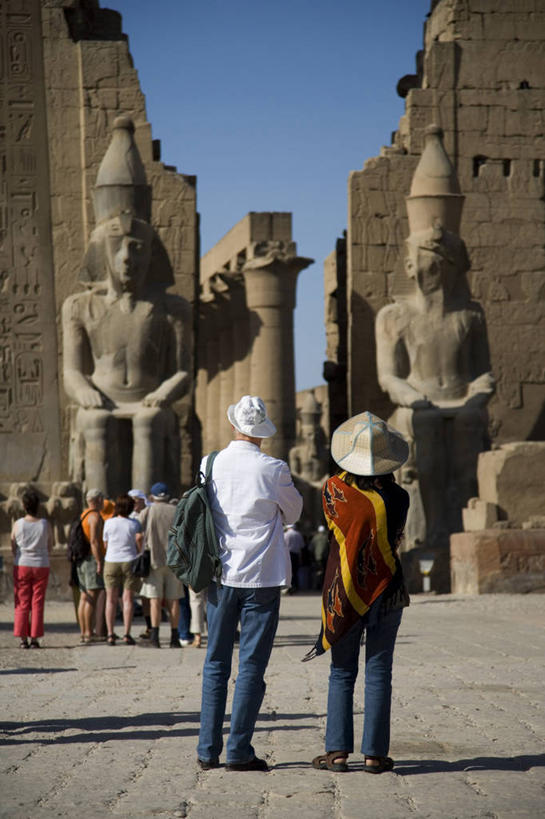 竖图,旅游,建筑,非洲,埃及,行人,游客,游人,雕像,大门,历史,路人,旅客,摄影,宗教,考古学,中东,群众,北非,鲁克索神殿,埃及文化,古埃及文明,古代文明,过客,彩图,传统文化,输电塔,埃及卢克索