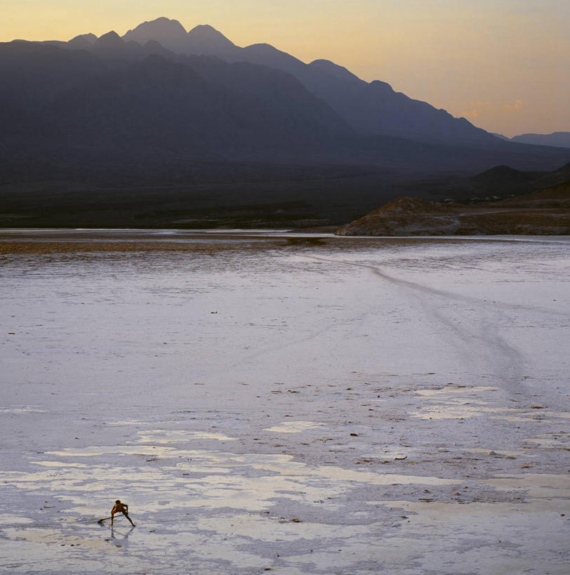 成年人,无人,竖图,室外,采矿业,日落,山,非洲,吉布提,发光,地形,盐,水晶,光亮,黄昏,橙色,摄影,收获,挖掘,剪影,非洲文化,盐矿,盐湖,矿物质,盐滩,男人,彩图,传统文化,游牧民族