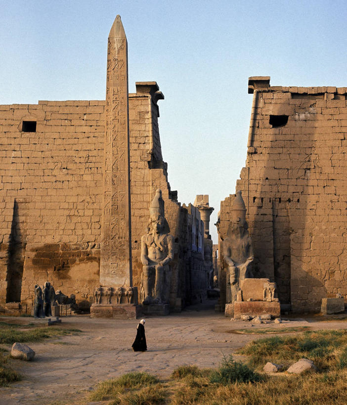 竖图,室外,旅游,建筑,埃及,行人,游客,游人,历史,路人,旅客,废墟,地标建筑,摄影,考古学,中东,法老,鲁克索神殿,埃及文化,古埃及文明,古代文明,过客,彩图,国家纪念碑,阿蒙神,埃及卢克索