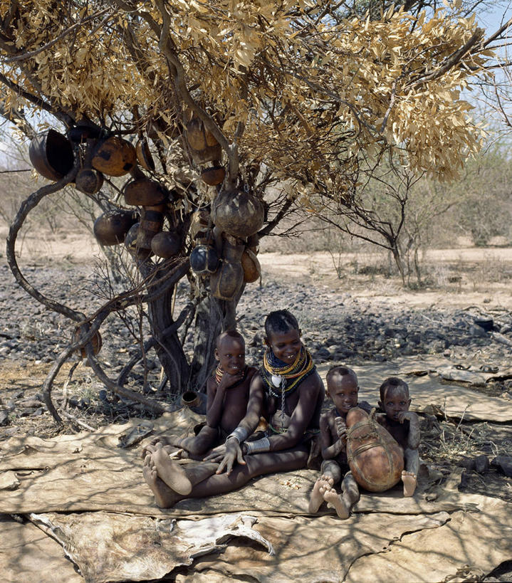 儿童,家庭,竖图,生产线,项链,珠宝,非洲,肯尼亚,葫芦,珠子,树荫,树,休息,放松,摄影,非洲文化,彩图,传统服装