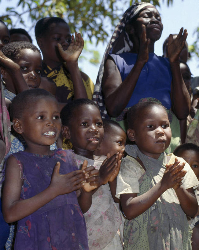 儿童,成年人,人群,鼓掌,微笑,竖图,快乐,生产线,非洲,肯尼亚,庆祝,摄影,唱,支撑,非洲文化,女人,彩图,传统服装,传统文化