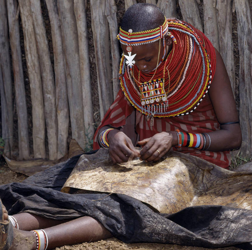 一个人,横图,项链,珠宝,肯尼亚,束发带,珠子,皮革,做,摄影,手艺,非洲文化,彩图,传统服装,传统文化