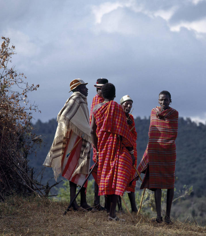 成年人,老年人,人群,竖图,讨论,珠宝,非洲,肯尼亚,会议,云,红色,摄影,非洲文化,老年男性,男人,说话,彩图,传统服装