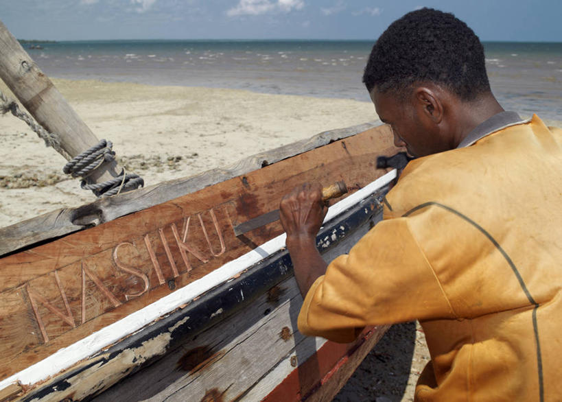 帆船,成年人,一个人,码头,横图,港口,船,非洲,肯尼亚,仅一个男性,工作,交通工具,摄影,凿子,载具,工匠,技能,美术工艺,男人,彩图,摆渡口,埠头,渡口,渡头,港湾,海港,货运码头,口岸,商港
