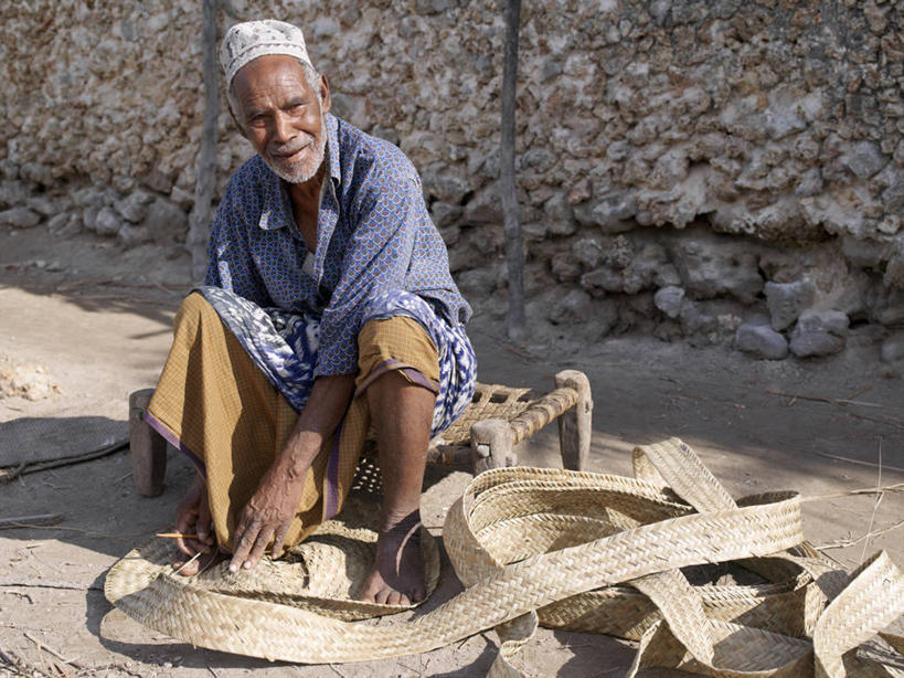 成年人,一个人,横图,地板,非洲,肯尼亚,仅一个男性,工作,珊瑚,席子,馅饼,树,工艺品,职业,摄影,缝纫,手艺,法式食品,技能,美术工艺,男人,椰子树,彩图,传统文化,巷