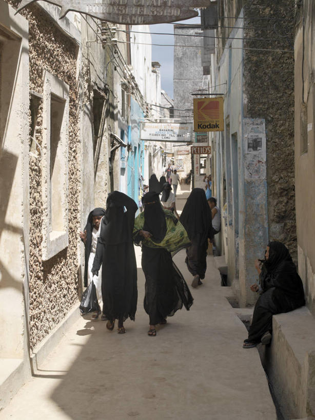 成年人,竖图,街道,非洲,肯尼亚,头巾,头饰,发饰,地标建筑,摄影,伊斯兰教,非洲文化,阿伦岛,女人,彩图,传统文化,巷