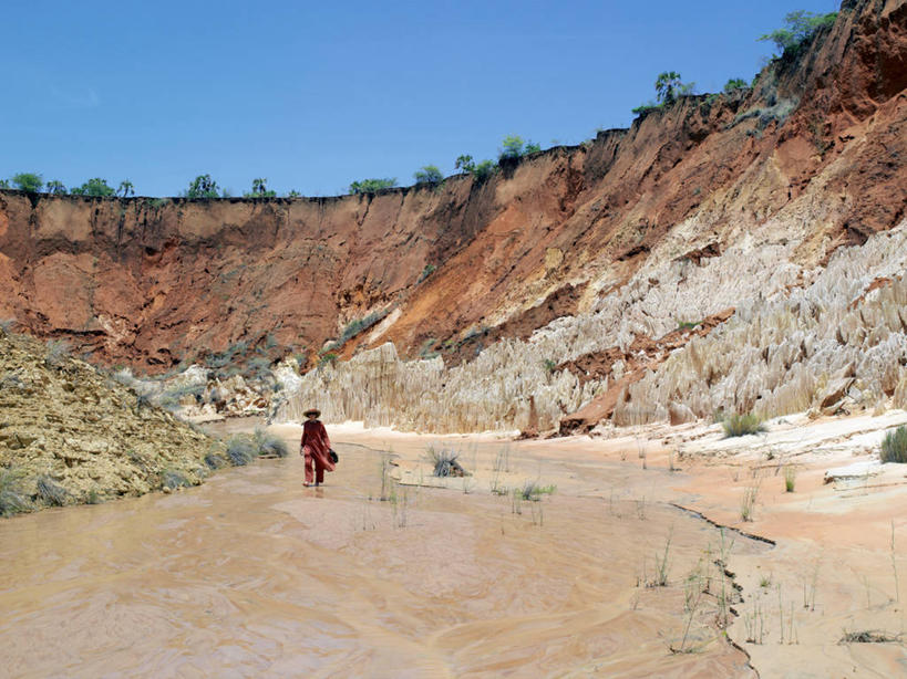 成年人,横图,度假,马达加斯加,行人,游客,游人,喀斯特,路人,旅客,摄影,离开,岩层,拜访,地质学,沙岩,过客,女人,岩石,步行,彩图