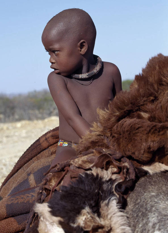 儿童,一个人,竖图,纯洁,项链,非洲,纳米比亚,仅一个男性,仅一个人,珠子,小孩,黄色,仅一个小孩,家畜,可爱,童年,童趣,运输,摄影,肖像,童真,烂漫,无邪,非洲文化,驴子,奥普沃,天真,男孩,男人,男性,非洲人,孩子,彩图,传统服装,男生,传统文化,游牧民族