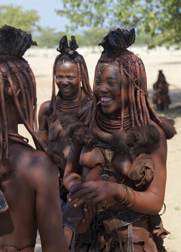 成年人,人群,笑,微笑,竖图,快乐,生产线,项链,珠宝,非洲,纳米比亚,珠子,衣服,黄色,摄影,发辫,麻花辫,草本,非洲文化,女人,非洲人,发型,说话,彩图,传统服装,传统文化,赫雷罗族,游牧民族