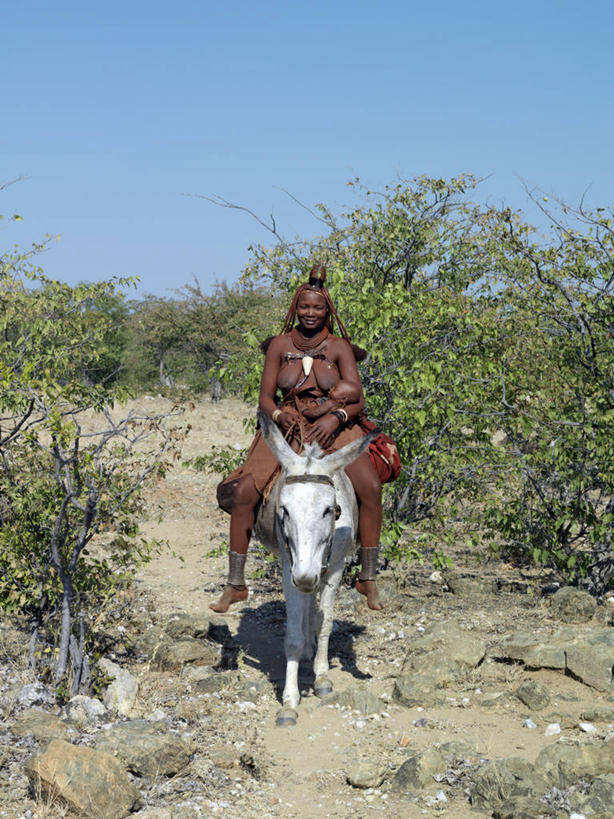 婴儿,儿童,两个人,父母,母亲,女儿,儿子,竖图,珠宝,非洲,纳米比亚,珠子,腰带,衣服,黄色,摄影,发辫,麻花辫,草本,非洲文化,驴子,非洲人,发型,彩图,传统服装,传统文化,赫雷罗族,游牧民族