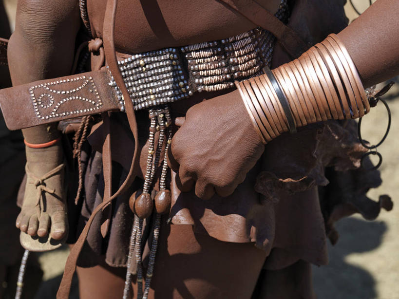 横图,珠宝,非洲,纳米比亚,木制,珠子,皮革,腰带,衣服,黄色,摄影,手镯,发辫,麻花辫,草本,非洲文化,非洲人,发型,彩图,传统服装,传统文化,赫雷罗族,游牧民族